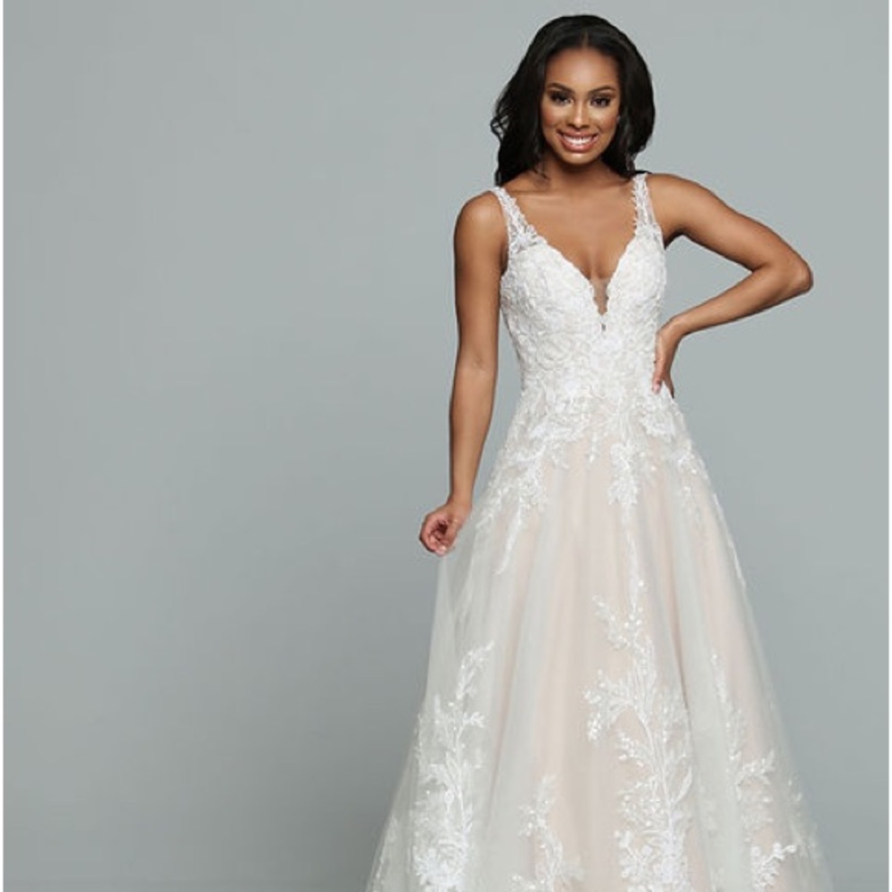 DaVinci
Style: 50672
Color: Ivory/Ivory, Ivory/Latte
Fabric: Tulle/Lace